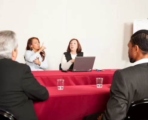 O mundo moderno é cada vez mais globalizado e interconectado, tornando a comunicação eficaz entre culturas e idiomas uma necessidade. Nesse cenário, a interpretação, especialmente em eventos, assume uma importância significativa. Ambas as modalidades - consecutiva e simultânea - têm seus méritos e aplicações específicas. Na Wordlink, compreendemos profundamente esses métodos e a relevância deles no contexto dos eventos internacionais. Neste artigo, vamos explorar a importância e as distinções entre estas duas formas de interpretação.