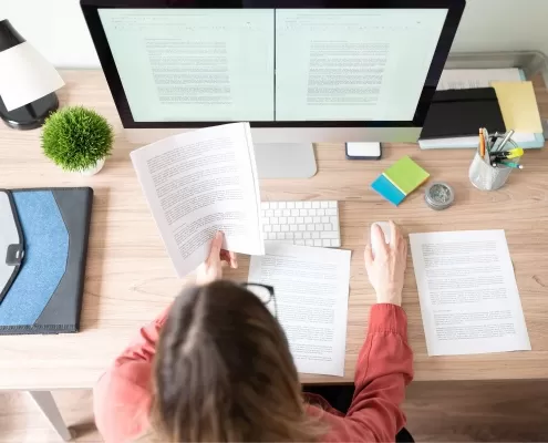 A tradução é uma arte que exige não apenas o domínio de diferentes idiomas, mas também uma profunda compreensão cultural e conhecimento técnico. Especialmente quando se trata de traduções técnicas e comerciais, a precisão, a clareza e a contextualização são fundamentais. Com base na nossa vasta experiência na Wordlink, reunimos algumas dicas valiosas para aqueles que buscam otimizar seus projetos de tradução.