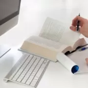 Ao se aventurar na exportação de produtos e serviços, a necessidade de traduzir materiais de divulgação, informativos e até mesmo o conteúdo do seu produto se torna evidente. A Wordlink, como líder no mercado de traduções, compreende a importância dessa etapa fundamental e está aqui para oferecer insights valiosos sobre como transformar essas traduções em oportunidades reais de negócios.